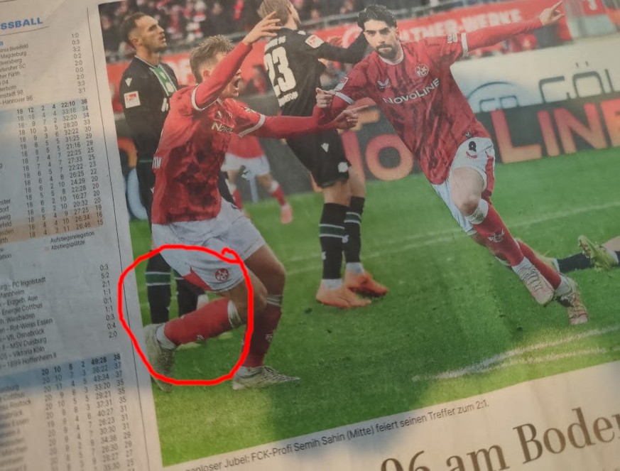 Fußballspieler mit drei Beinen